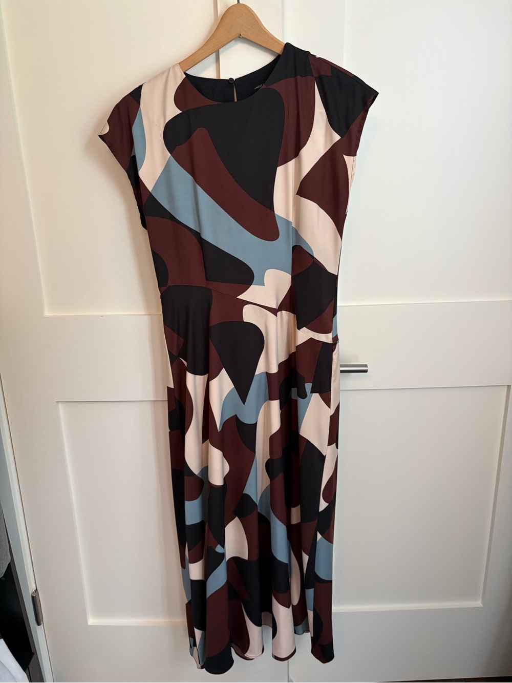 Maggie London Abstract Print Midi Dress in Brown, Black & Cream
